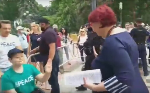 &Prime;Фашистка, сатанистка! На себя посмотри, уродина! ", - Третьякову едва не побили под Радой