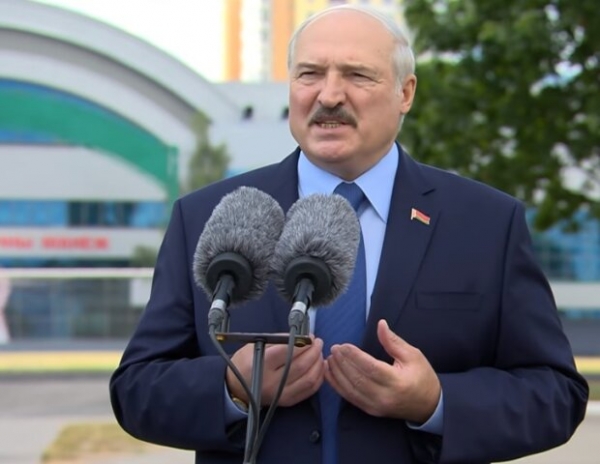 Лукашенко назвал украинцев "майданутыми" и сбросил вину за протесты в Беларуси Лукашенко назвал украинцев "майданутыми" и сбросил вину за протесты в Беларуси