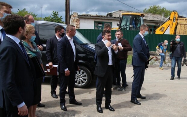 Зеленский спрятался от нищих пенсионеров за стеной охраны - "Не Хмельницкий, а логово врага?"