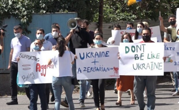 "Лучше ешьте и молчите", - посольство Украины в Ереване облили борщом "Лучше ешьте и молчите", - посольство Украины в Ереване облили борщом
