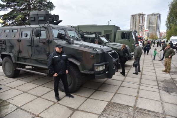 Во Львове открыли выставку военной техники Во Львове открыли выставку военной техники