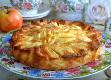 Золотая эмблема осени: рецепт ароматного пирога с яблоками и корицей Золотая эмблема осени: рецепт ароматного пирога с яблоками и корицей