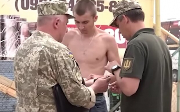 Принудительная доставка в ТЦК: адвокат объяснил, как действовать военнообязанным, которых "скручивают" среди улицы Принудительная доставка в ТЦК: адвокат объяснил, как действовать военнообязанным, которых "скручивают" среди улицы