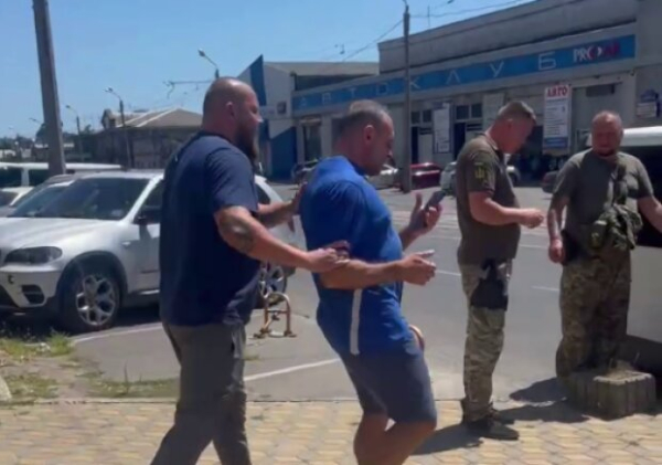 "Мне пох*й, кто там воевал - сдохнете все": в Одессе неадекватный фитнес-тренер набросился на военных "Мне пох*й, кто там воевал - сдохнете все": в Одессе неадекватный фитнес-тренер набросился на военных