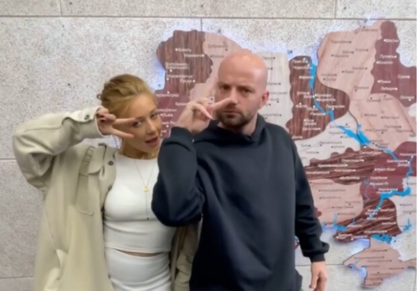 Тина Кароль попыталась раздеть догола Славу Демина, но тот убежал: "Дураки" Тина Кароль попыталась раздеть догола Славу Демина, но тот убежал: "Дураки"
