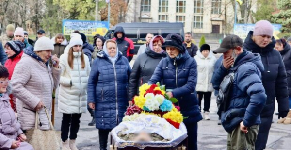 Слушала музыку и танцевала во время похорон воина: видео в соцсети разозлило украинцев
