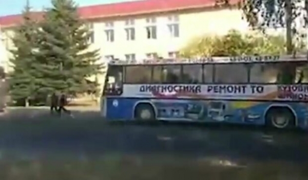 В Беларуси насильно загоняют тысячи людей в автобусы имени Лукашенко, едут на митинг — где-то мы это уже видели В Беларуси насильно загоняют тысячи людей в автобусы имени Лукашенко, едут на митинг — где-то мы это уже видели