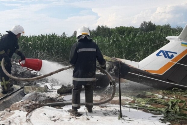 Под Киевом упал и загорелся самолет, первые кадры с места аварии: вспыхнул, как спичка Под Киевом упал и загорелся самолет, первые кадры с места аварии: вспыхнул, как спичка