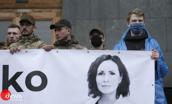 Участники акции "Где справедливость?" под Офисом президента требовали освободить подозреваемых по делу Шеремета Участники акции "Где справедливость?" под Офисом президента требовали освободить подозреваемых по делу Шеремета