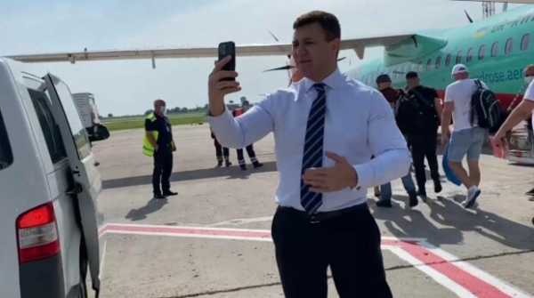 Самолёт Киев-Ужгород задержали из-за Николая Тищенко: пассажиры ждали окончания съёмок, кадры с места
