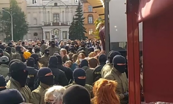 Тысячи белорусских женщин снова бросили вызов Лукашенко: ничего не боятся и срывают балаклавы с силовиков Тысячи белорусских женщин снова бросили вызов Лукашенко: ничего не боятся и срывают балаклавы с силовиков