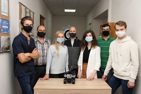 Винницкие студенты создали робота-"санинспектора", который измеряет температуру тела человека Винницкие студенты создали робота-"санинспектора", который измеряет температуру тела человека