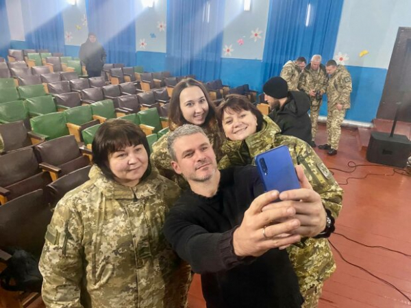 Тонны оливье и звездный "микс" с Арсеном Мирзояном – военным в АТО готовят сюрприз на Новый год Тонны оливье и звездный "микс" с Арсеном Мирзояном – военным в АТО готовят сюрприз на Новый год