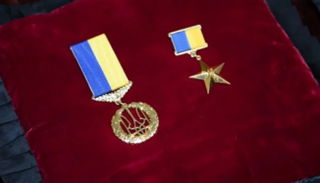 Зеленский присвоил звание Героя Украины погибшему бойцу "Айдара" Зеленский присвоил звание Героя Украины погибшему бойцу "Айдара"