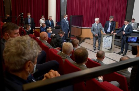 Зеленский встретился с ветеранами киевского "Динамо" Зеленский встретился с ветеранами киевского "Динамо"