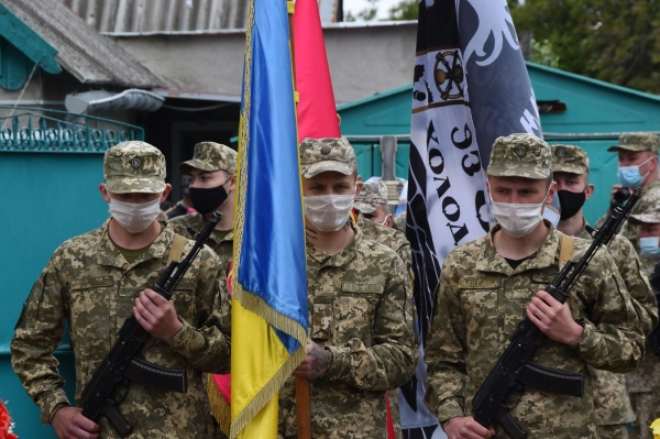 В Павлограде простились с убитым на Донбассе воином ВСУ. Фото 18+
В Павлограде простились с убитым на Донбассе воином ВСУ. Фото 18+