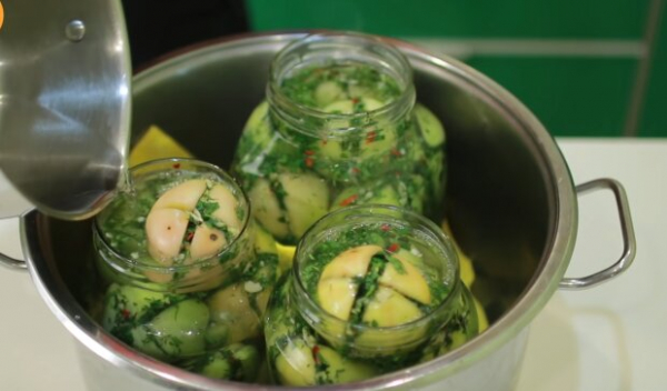 Какие "тещины помидорчики" на вкус: уникальный рецепт из зеленых томатов от Владимира Геруна Какие "тещины помидорчики" на вкус: уникальный рецепт из зеленых томатов от Владимира Геруна