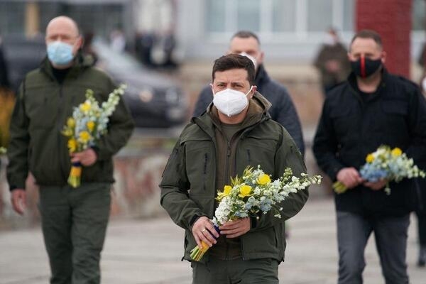 Зеленский и Шмыгаль появились на Чернобыльской АЭС с цветами. Фото
Зеленский и Шмыгаль появились на Чернобыльской АЭС с цветами. Фото