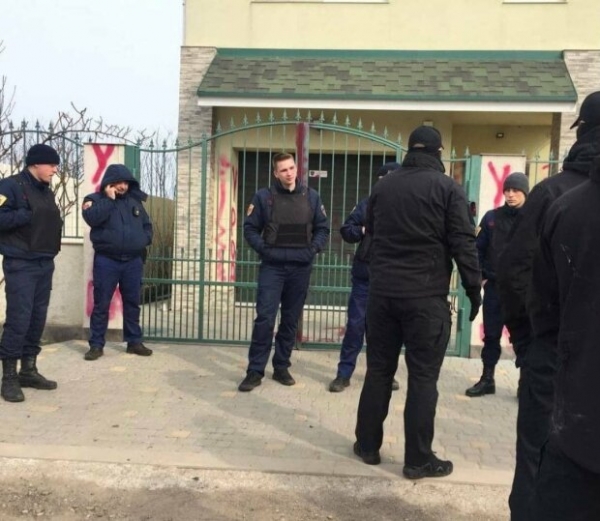 В Одессе активисты "украсили" дом живодера, который задушил кота, началась драка