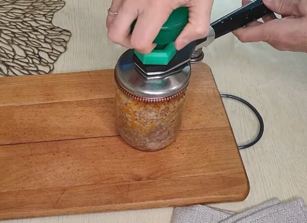 Каша с мясом в банке станет спасением при отключениях света: самый необходимый рецепт на зиму Каша с мясом в банке станет спасением при отключениях света: самый необходимый рецепт на зиму