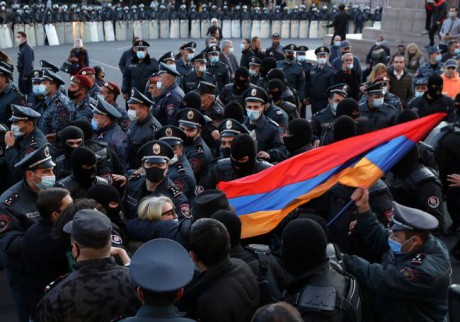 В Ереване продолжаются акции протеста с требованием отставки премьера