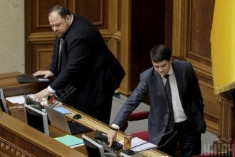 Арахамия, Стефанчук и Разумков прилюдно поругались из-за законопроекта об олигархах
Арахамия, Стефанчук и Разумков прилюдно поругались из-за законопроекта об олигархах