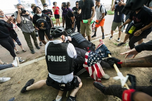 В Америке продолжаются протесты, Трампа со семьей даже прятали в бункере
В Америке продолжаются протесты, Трампа со семьей даже прятали в бункере