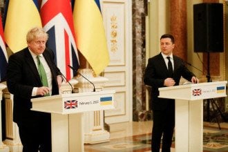 "Границам Украины грозят 125 000 военных РФ": Джонсон записал ролик после визита в Киев
"Границам Украины грозят 125 000 военных РФ": Джонсон записал ролик после визита в Киев