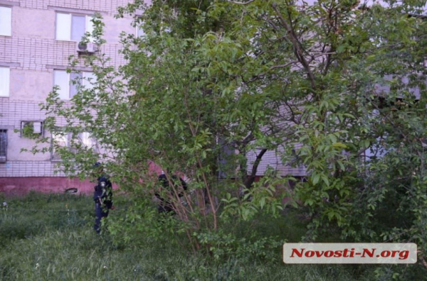 В Николаеве с окна выбросилась пенсионерка, которую не выпускали из дома на карантине. 18+
В Николаеве с окна выбросилась пенсионерка, которую не выпускали из дома на карантине. 18+