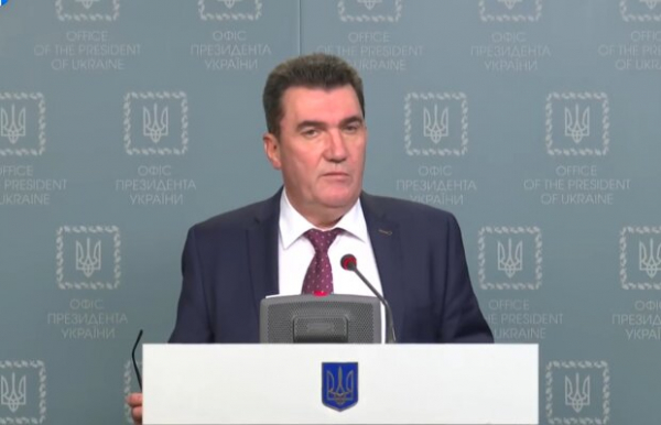 Секретарь СНБО Алексей Данилов ответил на предложение немцев о беженцах из Беларуси: "Возьмите по 2-3 себе домой" Секретарь СНБО Алексей Данилов ответил на предложение немцев о беженцах из Беларуси: "Возьмите по 2-3 себе домой"