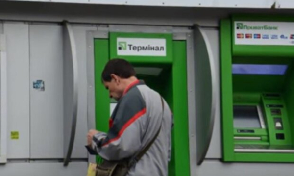 ПриватБанк без разбора блокирует платежи украинцев: покупки превратились в "лотерею" ПриватБанк без разбора блокирует платежи украинцев: покупки превратились в "лотерею"