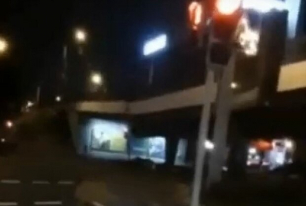 Пешеходный мост рухнул прямо на головы прохожим, сложился словно гармошка: столица замерла Пешеходный мост рухнул прямо на головы прохожим, сложился словно гармошка: столица замерла