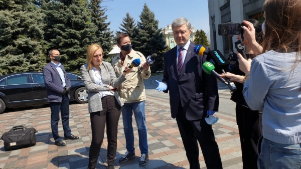 
Фонд Порошенко доставил в Украину вторую партию защитных костюмов
 