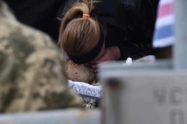 В Павлограде простились с убитым на Донбассе воином ВСУ. Фото 18+
В Павлограде простились с убитым на Донбассе воином ВСУ. Фото 18+