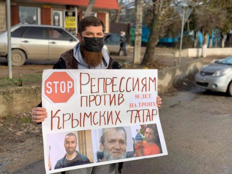 В оккупированном Крыму прошел одиночный пикет против репрессий В оккупированном Крыму прошел одиночный пикет против репрессий