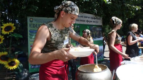 В Виннице во время фестиваля полевой кухни собрали 45 тысяч гривен для нужд украинских бойцов В Виннице во время фестиваля полевой кухни собрали 45 тысяч гривен для нужд украинских бойцов