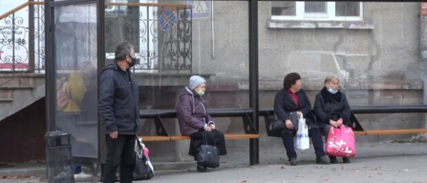 В Киеве хотят поставить стеклянные остановки: отлично защитят от солнца и ракет