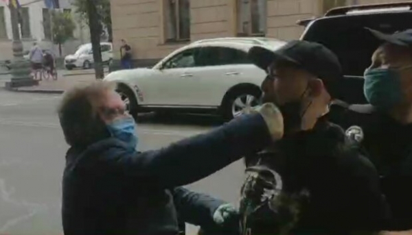 Активисты превратили нардепа Волошина в Шрека, в ход пошли кулаки Активисты превратили нардепа Волошина в Шрека, в ход пошли кулаки