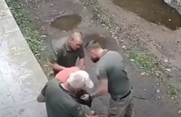 Представитель ТЦК бил гражданского в живот, пока напарники держали за руки Представитель ТЦК бил гражданского в живот, пока напарники держали за руки
