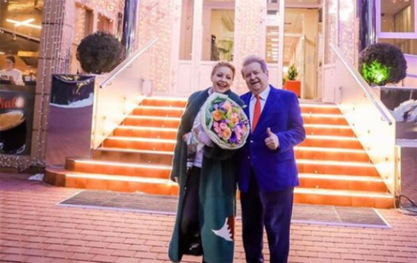 Тина Кароль стала завкафедрой у Поплавского, а он поспешил придвинуть к ней мохнатую мордочку: "Всем бы такую..." Тина Кароль стала завкафедрой у Поплавского, а он поспешил придвинуть к ней мохнатую мордочку: "Всем бы такую..."