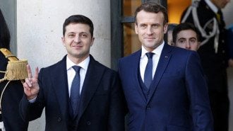 Зеленский обсудил с Макроном обострение на Донбассе
Зеленский обсудил с Макроном обострение на Донбассе