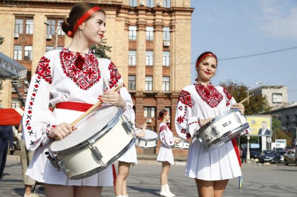 В Днепре подняли флаг, посвященный украинским военным В Днепре подняли флаг, посвященный украинским военным