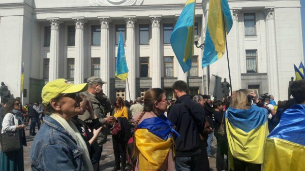 Продукты за "тысячу Зе", новый выходной и "нет" военкоматам для женщин &ndash; какие требования выдвинули Владимиру Зеленскому