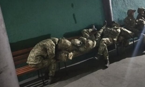 В Черкассах призывников заставили спать прямо на вокзале: незапланированная "подготовка" В Черкассах призывников заставили спать прямо на вокзале: незапланированная "подготовка"