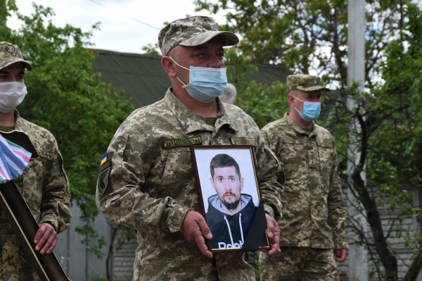В Павлограде простились с убитым на Донбассе воином ВСУ. Фото 18+
В Павлограде простились с убитым на Донбассе воином ВСУ. Фото 18+