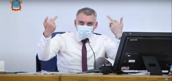 Мэр Николаева показал средний палец во время спора с депутатами. Фото и видео
Мэр Николаева показал средний палец во время спора с депутатами. Фото и видео