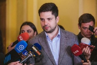 В Слуге народа рассказали, как должен поступить Лещенко из-за выступления жены в Москве
В Слуге народа рассказали, как должен поступить Лещенко из-за выступления жены в Москве