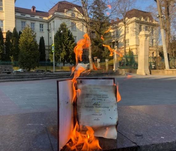 Кива оконфузился во время защиты, а во Львове сожгли научную работу
Кива оконфузился во время защиты, а во Львове сожгли научную работу