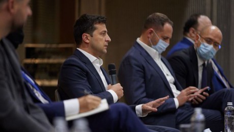 Зеленский призвал фракцию "Слуга народа" поддержать перезагрузку КСУ Зеленский призвал фракцию "Слуга народа" поддержать перезагрузку КСУ
