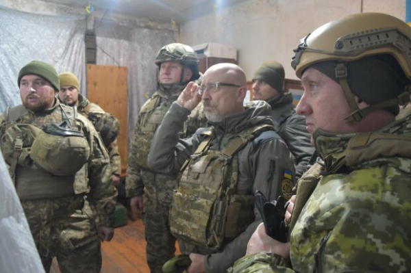 Министр обороны и главнокомандующий украинской армии срочно прибыли в зону ООС: "100 метров от врага..." Министр обороны и главнокомандующий украинской армии срочно прибыли в зону ООС: "100 метров от врага..."